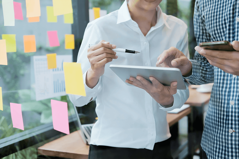 Administradores utilizando uma sala em empreendimento comercial.