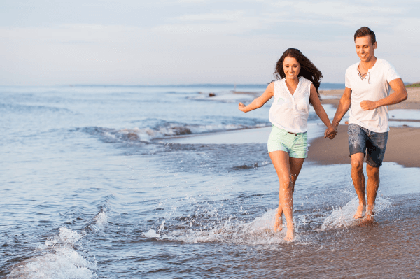casal-feliz-correndo-na-praia-balneário-rincão