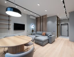 Apartamento com sala de estar e sala de jantar integrados e decorados em estilo minimalista.