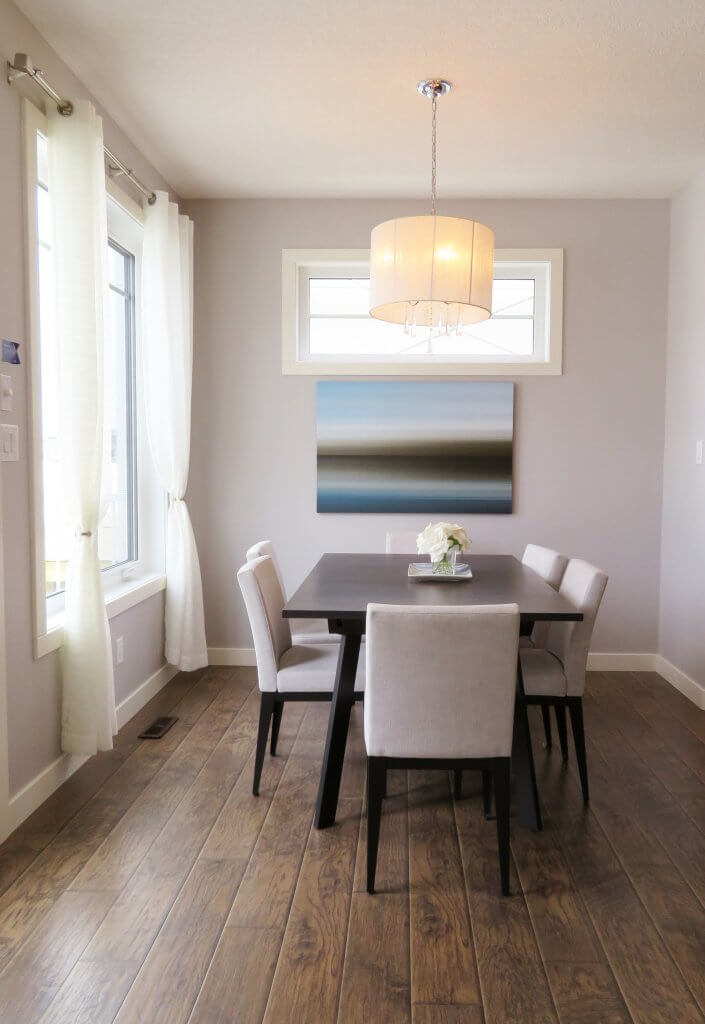 Sala de jantar decorada e mobiliada com elementos minimalistas.