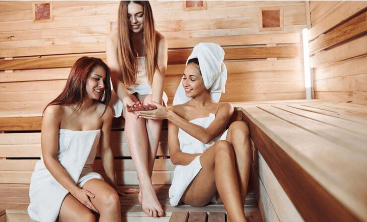 Jovens amigas em uma sauna