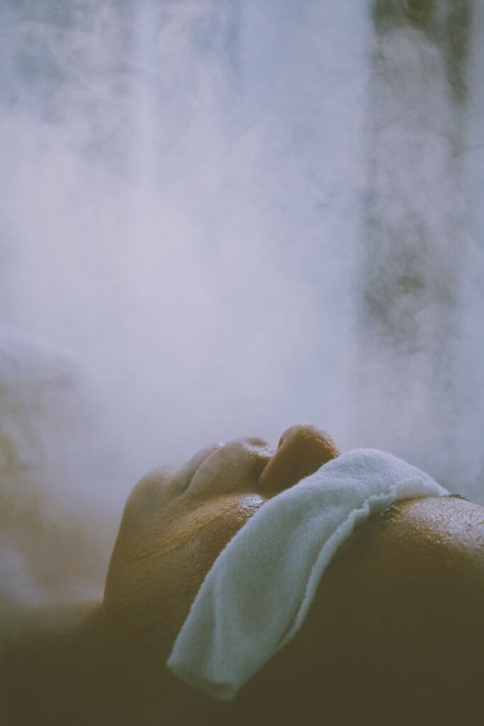 Homem relaxando em uma sauna à vapor