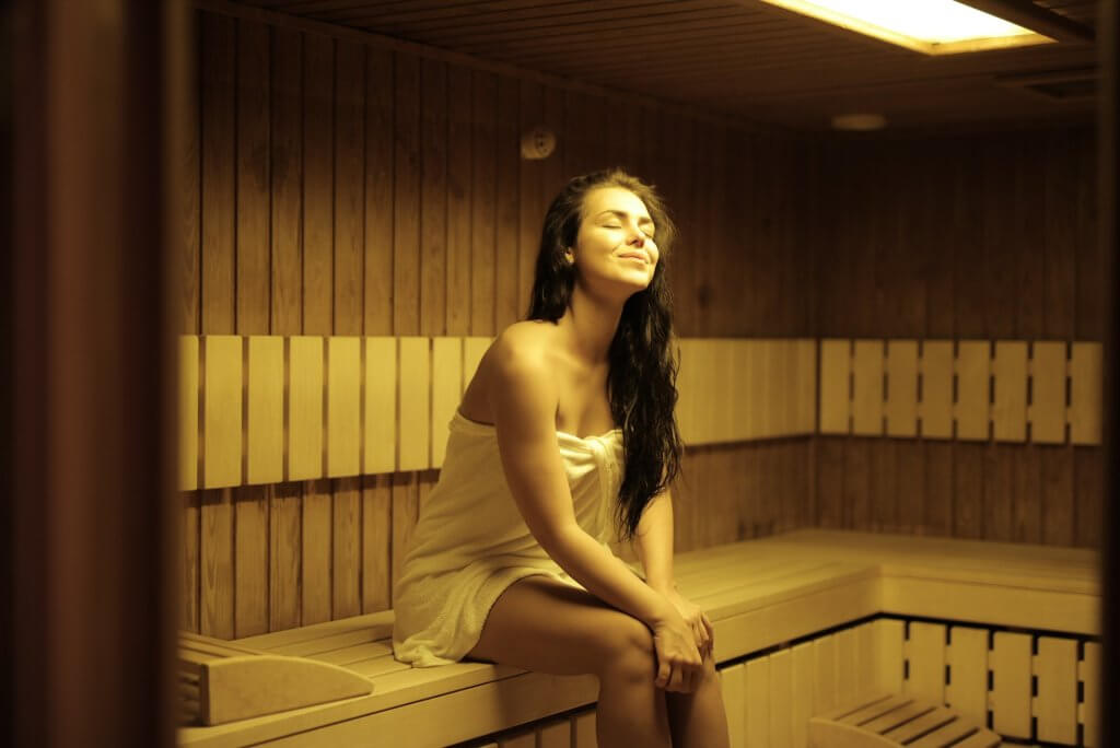 Mulher relaxando em uma sauna