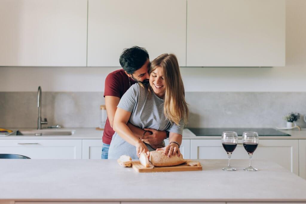 casal cozinhando juntos na vida a dois