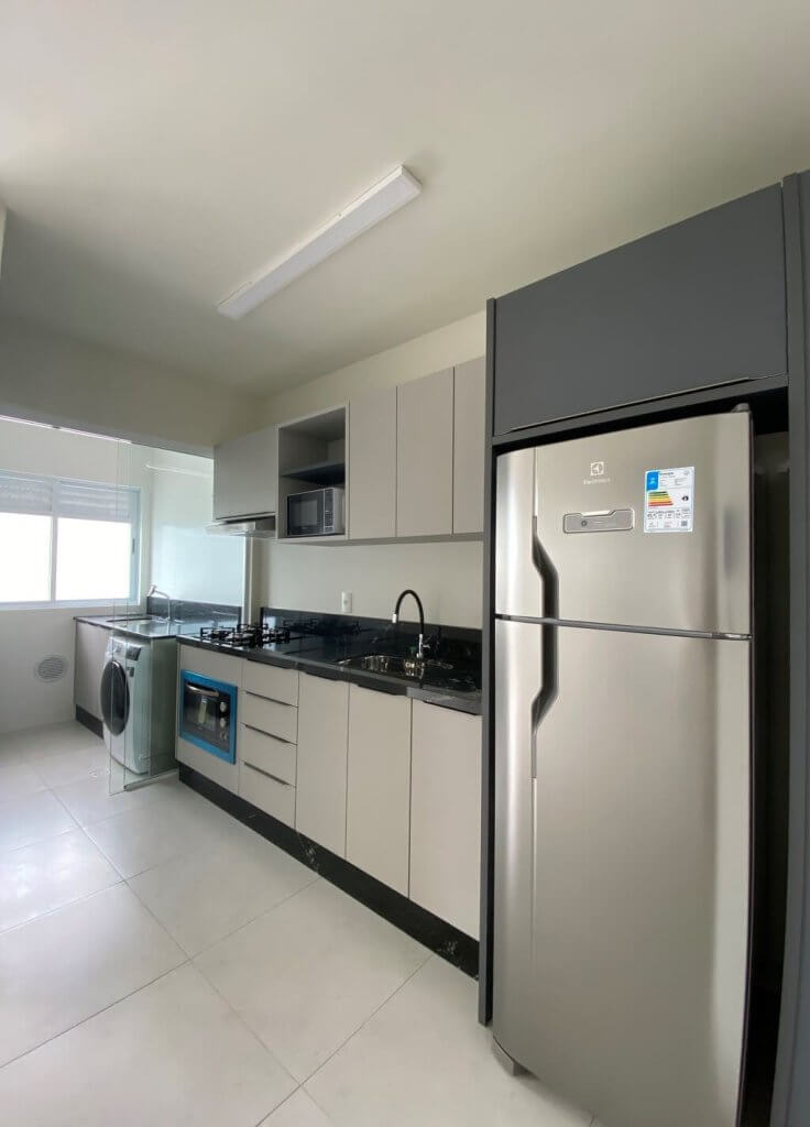Cozinha e área de serviço de apartamento semimobiliado do Bosco Del Montello